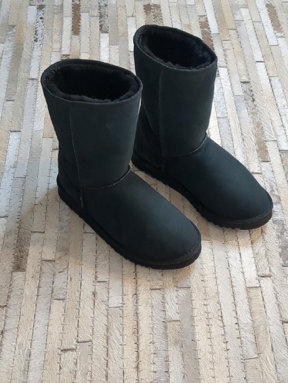 UGG Australia Men's Size 8 Classic Short Black Sheepskin Wool Boots